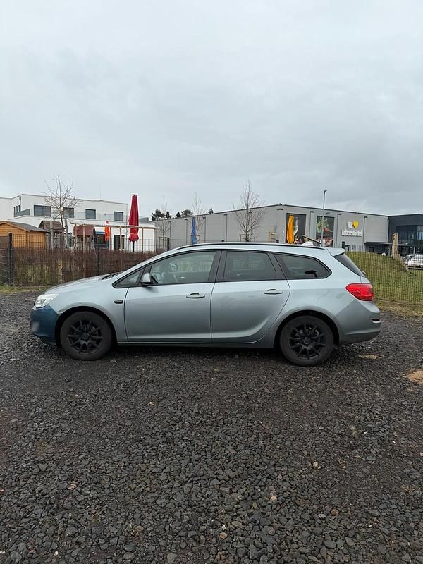 Gebraucht Opel Astra Edition 116 PS (85 kW) 2011 Grau Kombi