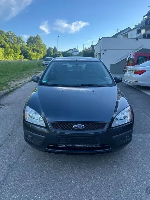 Begagnad Ford Focus Style 101 HK (74 kW) 2008 Grå Sedan