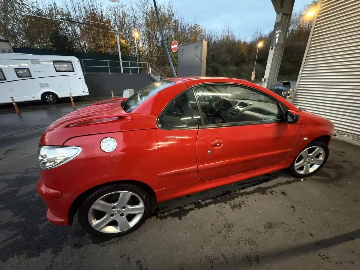 Gebraucht Peugeot 206 CC 109 PS (80 kW) 2005 Rot Cabrio