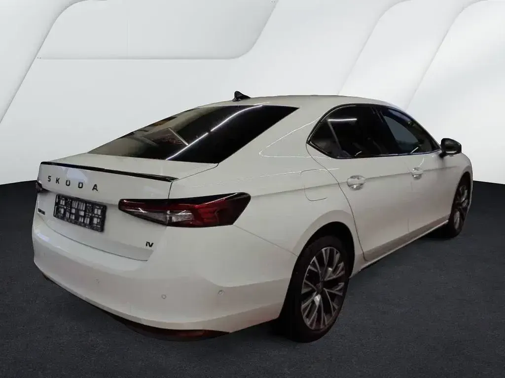 Gebraucht Skoda Superb SportLine 150 PS (110 kW) 2025 Purity weiß Limousine