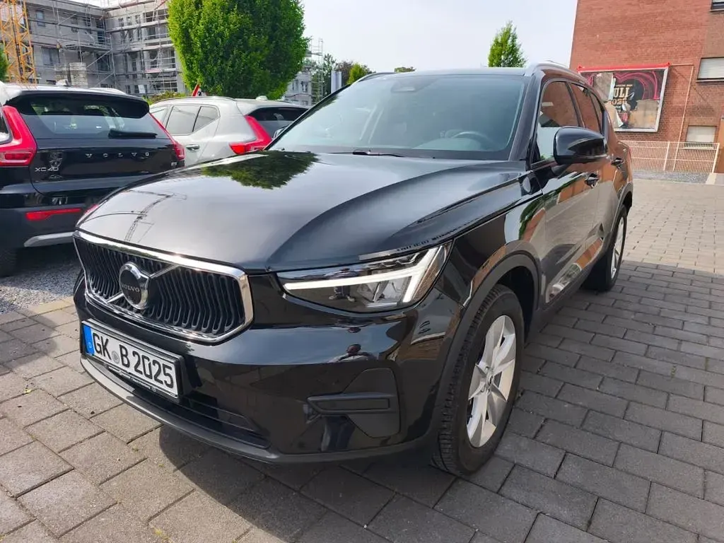Gebraucht Volvo XC40 Core 163 PS (119 kW) 2025 Schwarz SUV