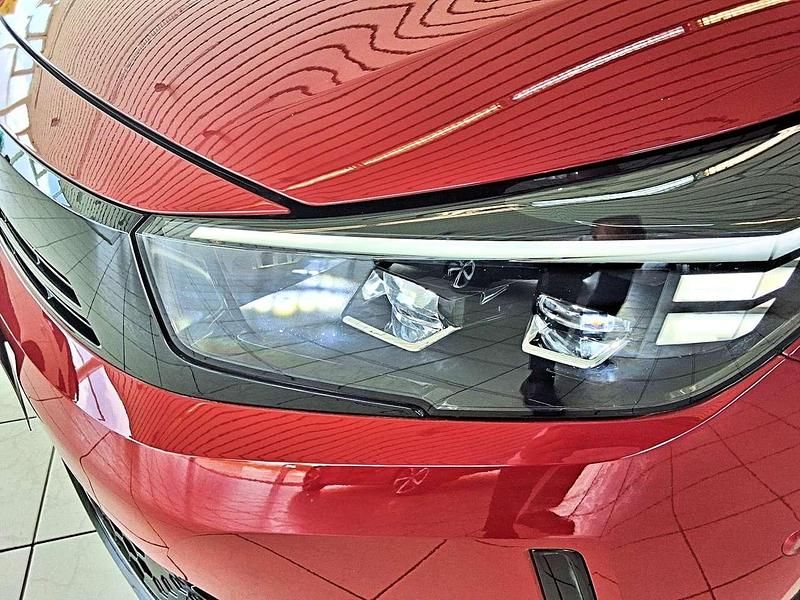 Gebraucht Opel Corsa 101 PS (74 kW) 2024 Chilirot / dach schwarz Kleinwagen