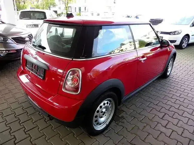 Begagnad Mini ONE 75 HK (55 kW) 2011 Röd Halvkombi