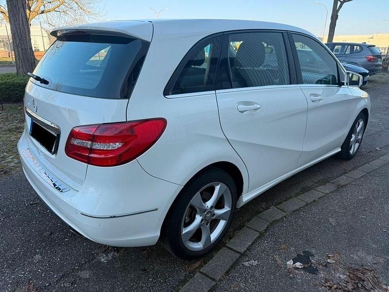 Gebraucht Mercedes B180 122 PS (89 kW) 2013 Weiß Van / Kleinbus