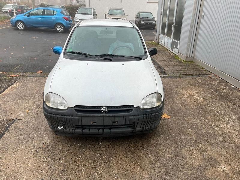 Weiß Gebraucht 1999 Opel Corsa Limousine | 600 € (Superpreis) - Bild 1/4