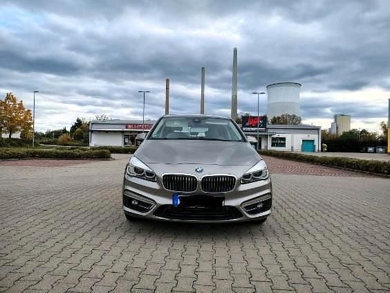 Grau Gebraucht 2015 BMW 220 Active Tourer Luxury Line Van / Kleinbus | 13.000 € (Fairer Preis) - Bild 1/4