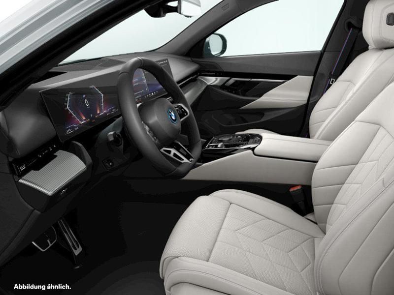 Gebraucht BMW 550e Comfort Edition 489 PS (359 kW) 2025 Limousine