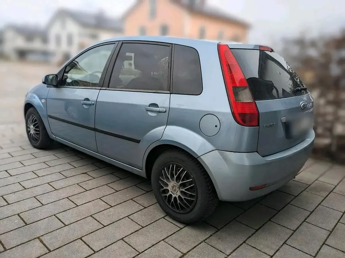 Gebraucht Ford Fiesta 80 PS (58 kW) 2005 Blau Kleinwagen
