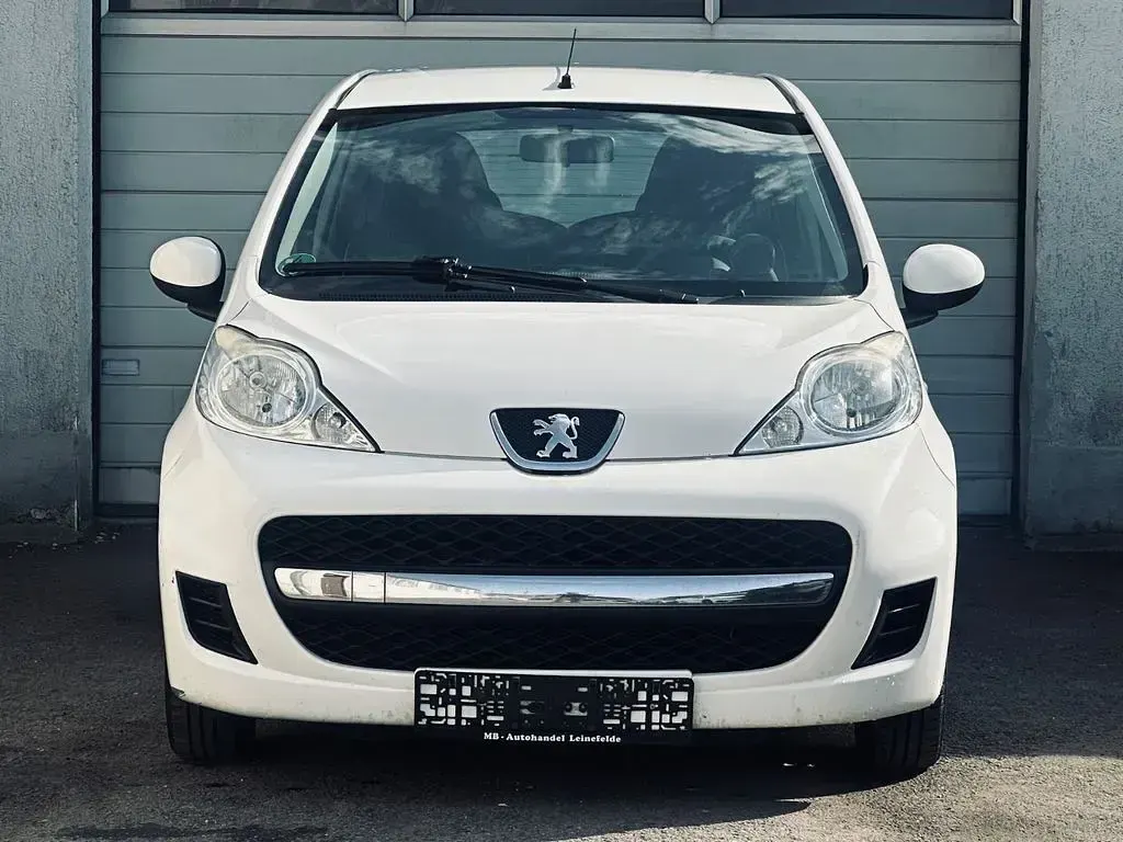 Gebraucht Peugeot 107 68 PS (50 kW) 2010 Weiß Kleinwagen