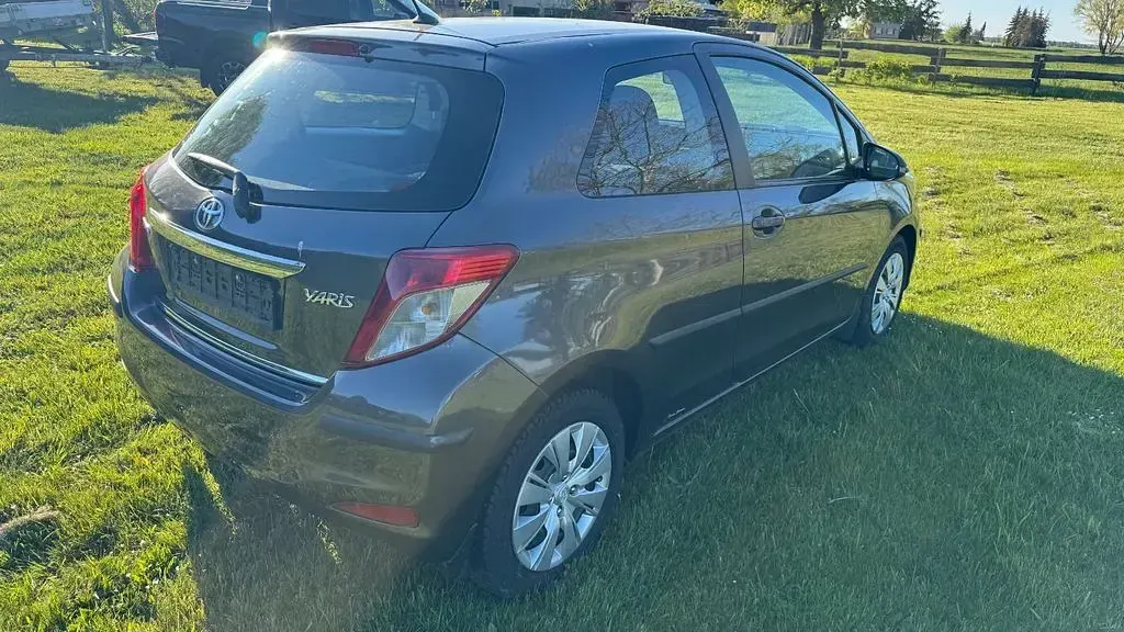 Gebraucht Toyota Yaris 99 PS (72 kW) 2012 Grau Kleinwagen