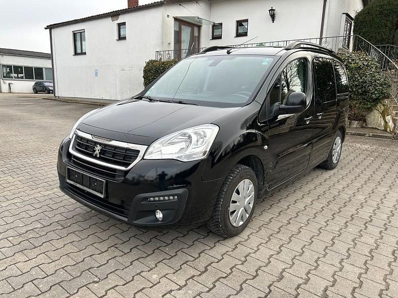 Gebraucht Peugeot Partner Tepee Allure 110 PS (80 kW) 2017 Schwarz Van / Kleinbus