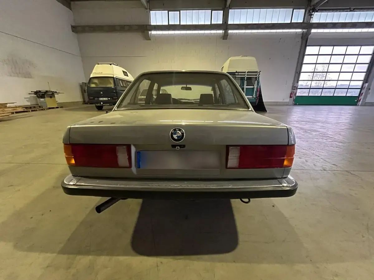 Gebraucht BMW 318 102 PS (75 kW) 1987 Silber Limousine