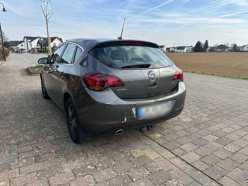 Gebraucht Opel Astra Edition 160 PS (117 kW) 2011 Grau Limousine