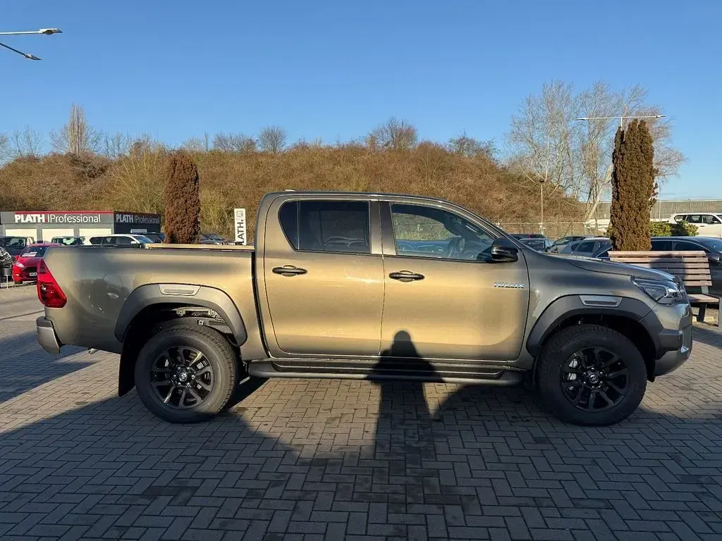 Neu Toyota HiLux 204 PS (150 kW) 2025 Gold Pickup