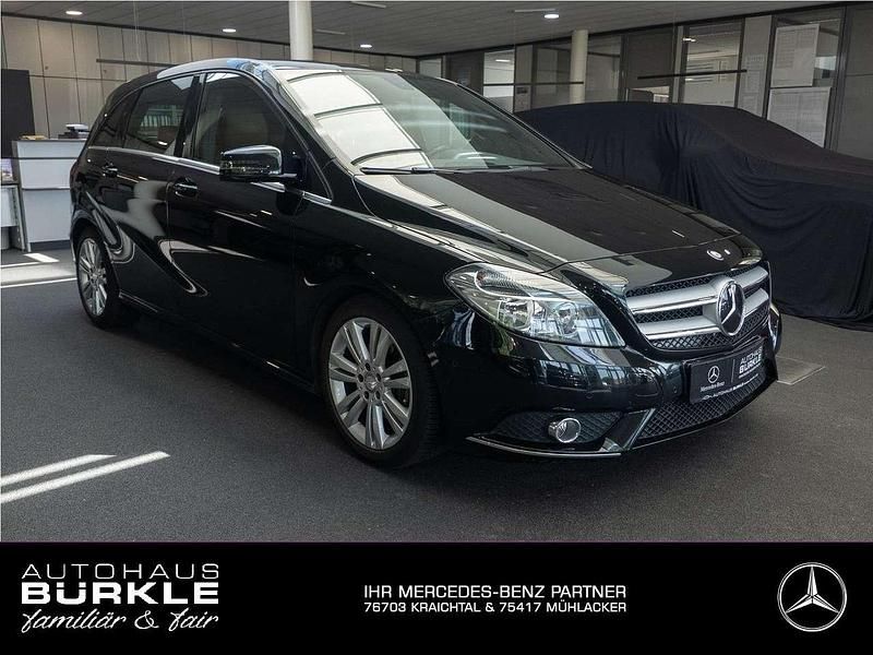 Lack kosmosschwarz Gebraucht 2013 Mercedes B200 Sport Van / Kleinbus | 16.820 € (Teuer) - Bild 1/4