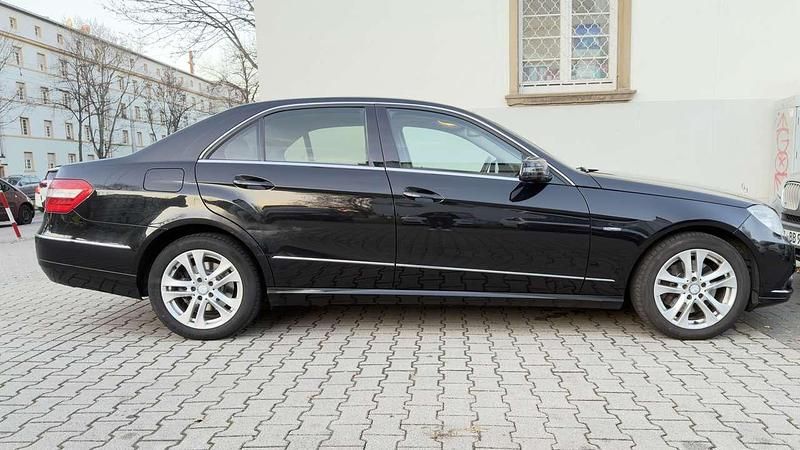 Gebraucht Mercedes E250 204 PS (150 kW) 2011 Schwarz Limousine