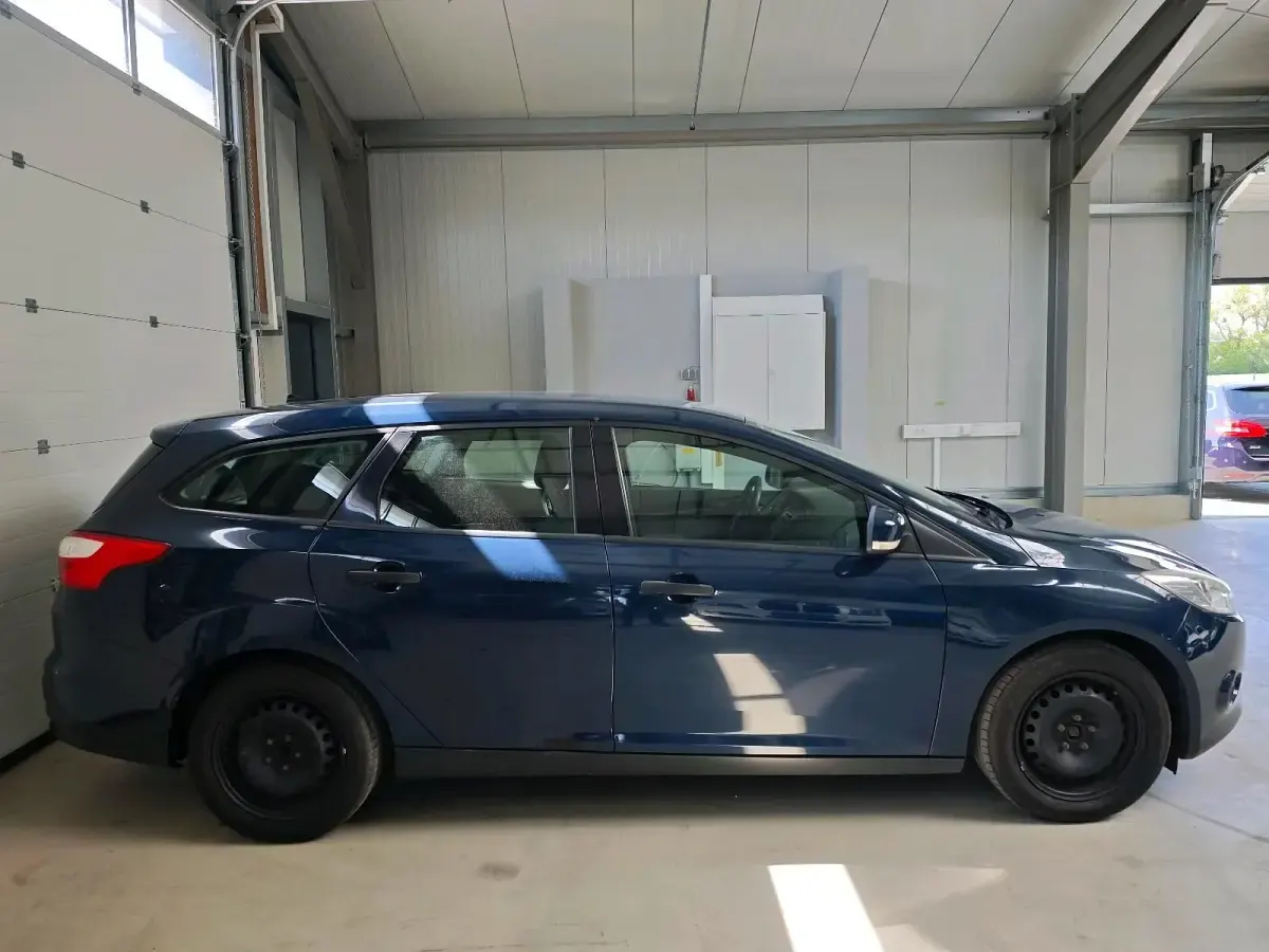 Usado Ford Focus Ambiente 101 CV (74 kW) 2014 Azul Familiar