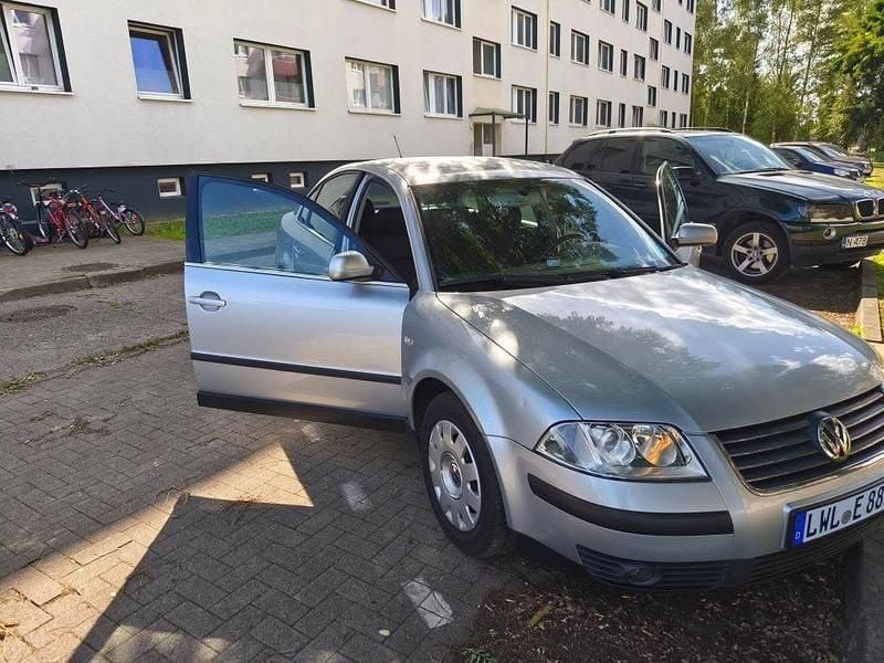 Grau Gebraucht 2002 VW Passat Limousine | 1.300 € (Guter Preis) - Bild 1/4
