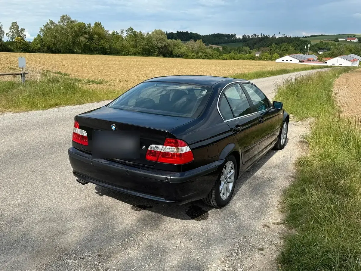 Używany BMW 320 170 KM (125 kW) 2005 Czarny Sedan/Limuzyna