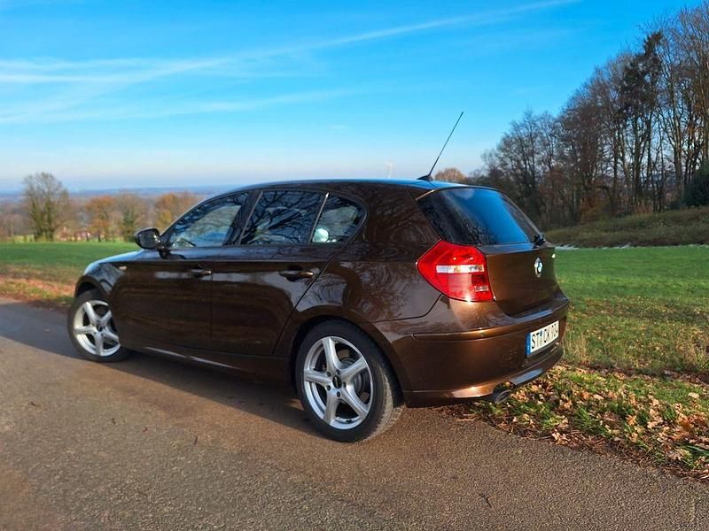 Braun Gebraucht 2010 BMW 123 Lifestyle Kleinwagen | 8.950 € (Fairer Preis) - Bild 1/4