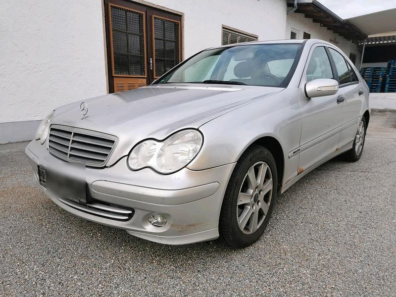Silber Gebraucht 2005 Mercedes C180 Limousine | 1.390 € (Superpreis) - Bild 1/4