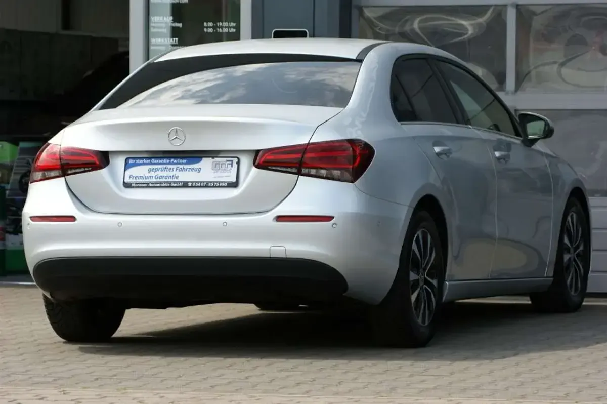 Gebraucht Mercedes A180 Style 116 PS (85 kW) 2020 Iridiumsilber metallic Limousine