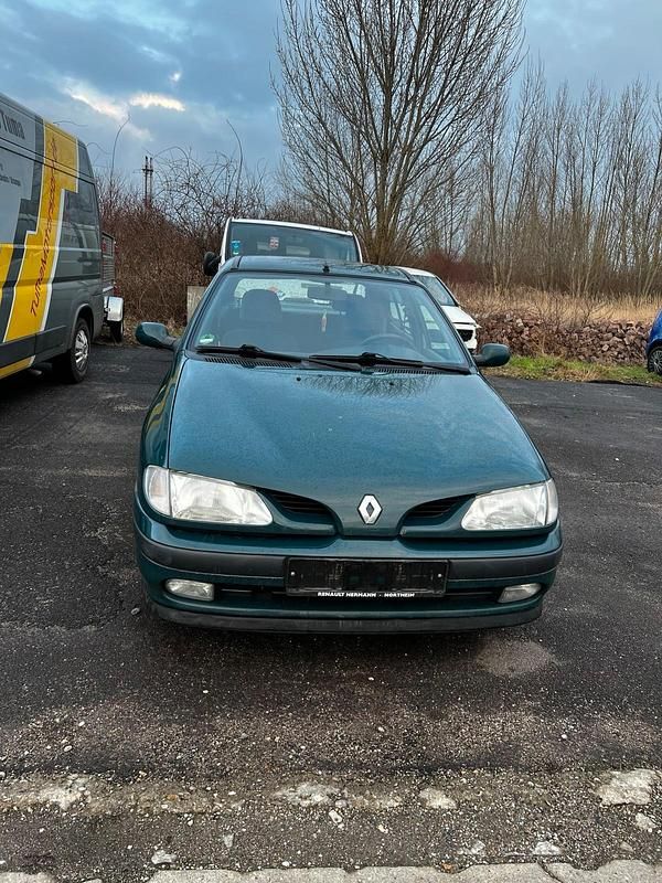 Grün Gebraucht 1997 Renault Mégane Kleinwagen | 900 € (Guter Preis) - Bild 1/4