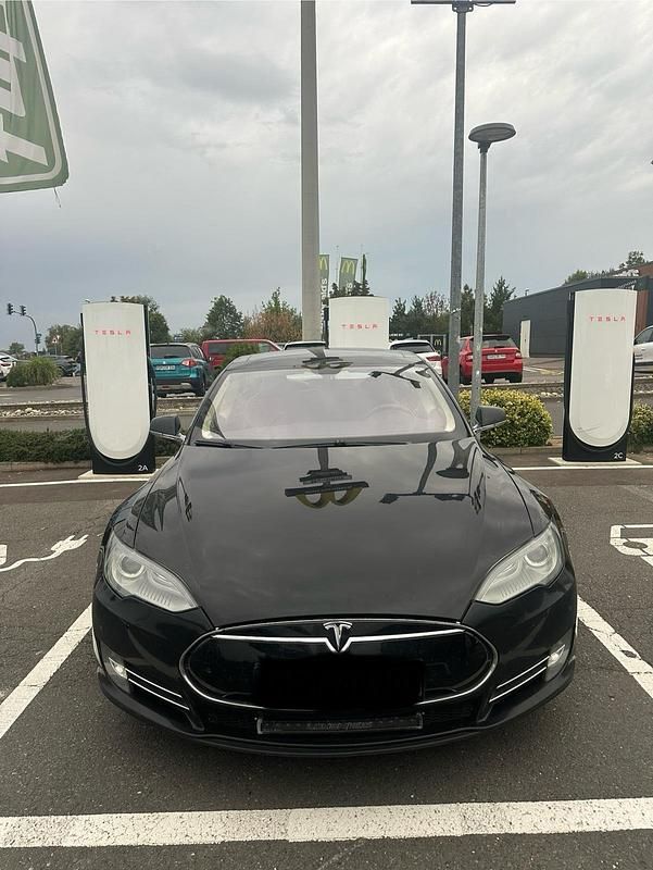 Schwarz Gebraucht 2014 Tesla Model S Limousine | 18.000 € (Fairer Preis) - Bild 1/4