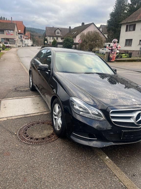 Gebraucht Mercedes E220 170 PS (125 kW) 2015 Schwarz Limousine