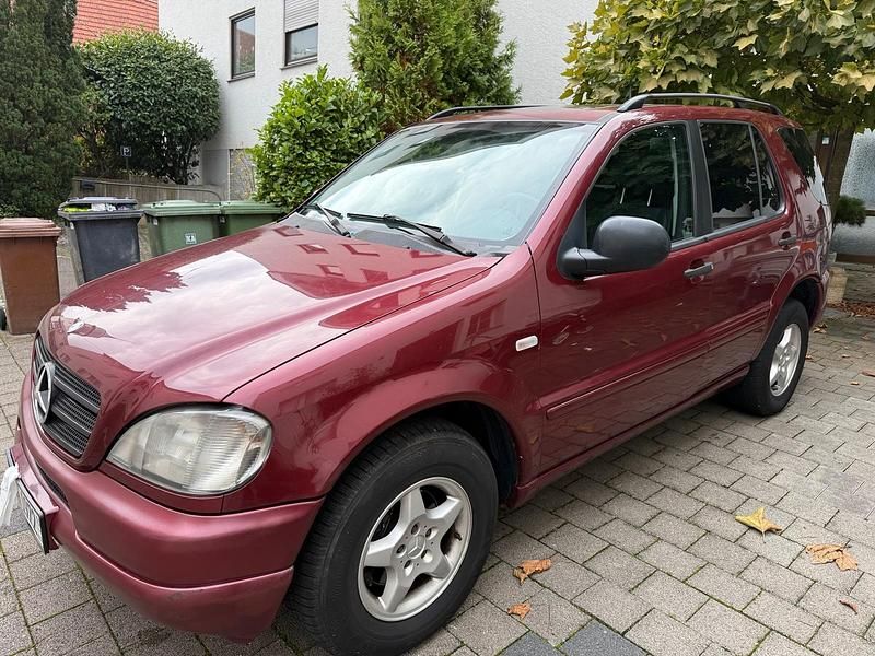 Rot Gebraucht 2001 Mercedes ML270 SUV | 5.700 € - Bild 1/4