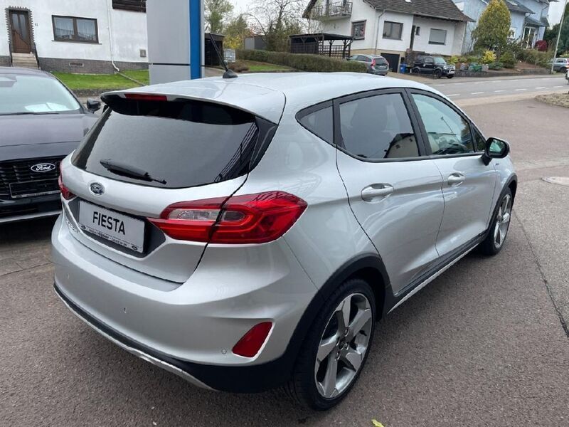 Gebraucht Ford Fiesta 101 PS (74 kW) 2018 Polarsilber metallic (metallic) Kleinwagen