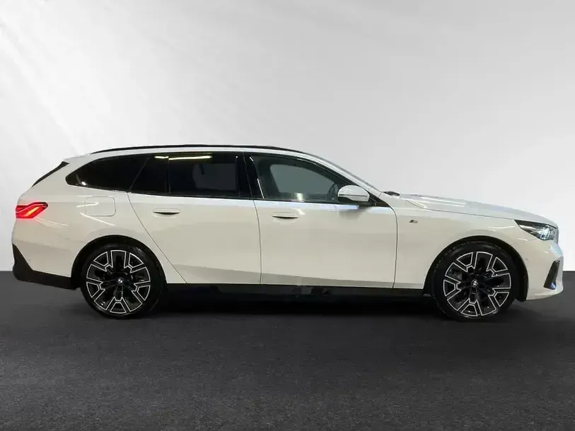 Gebraucht BMW 550e M Sport 489 PS (359 kW) 2025 Alpinweiß Kombi
