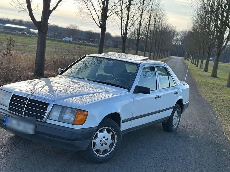Weiß Gebraucht 1989 Mercedes E200 Limousine | 8.250 € - Bild 1/4