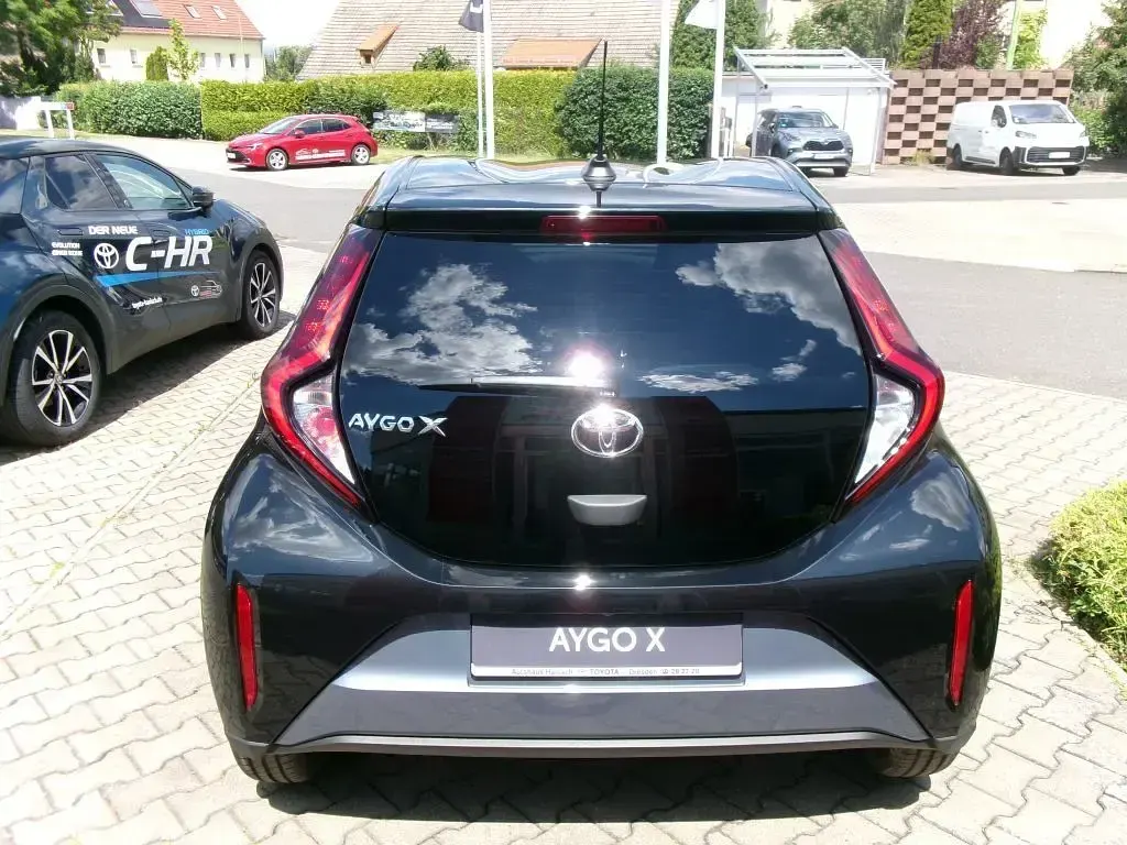 Neu Toyota Aygo X 72 PS (52 kW) 2025 Celestite grey met/sky black SUV