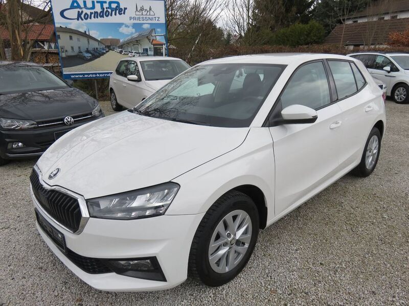 Candyweiss Gebraucht 2023 Skoda Fabia Ambition Limousine | 15.950 € (Superpreis) - Bild 1/4