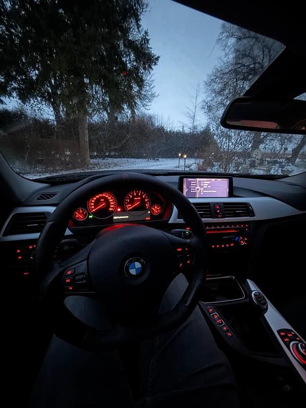 Gebraucht BMW 320 184 PS (135 kW) 2014 Blau Limousine