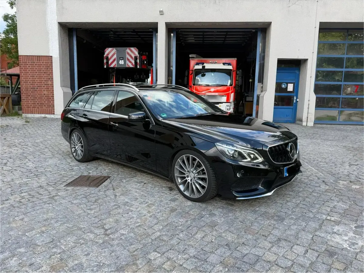 Gebraucht Mercedes E220 AMG 170 PS (125 kW) 2015 Schwarz Kombi