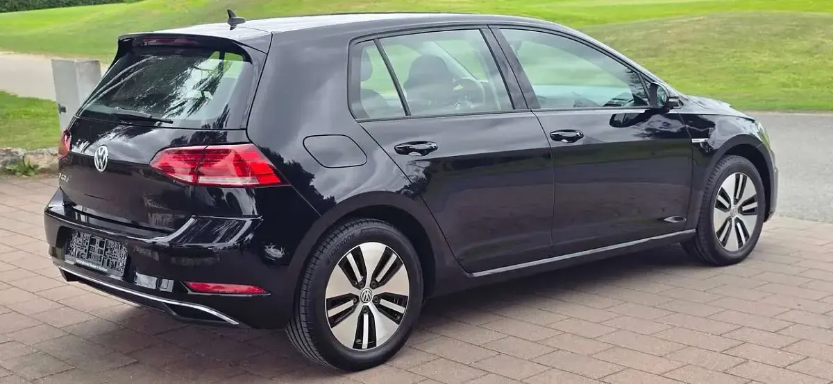 Gebraucht VW e-Golf 100 kW (136 PS) 2020 Deep black perleffekt Kleinwagen