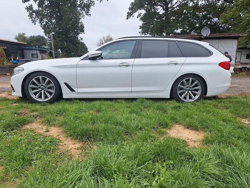 Weiß Gebraucht 2017 BMW 520 Sport Line Kombi | 21.499 € (Fairer Preis) - Bild 1/4