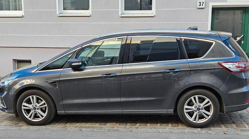 Gebraucht Ford S-MAX Titanium 165 PS (121 kW) 2020 Grau Van / Kleinbus