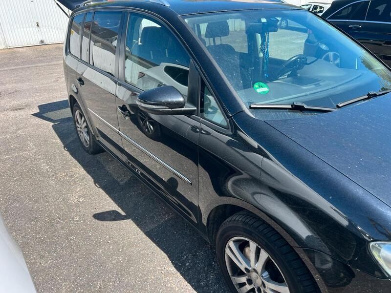 Schwarz Gebraucht 2010 VW Touran Van / Kleinbus | 2.090 € (Superpreis) - Bild 1/4