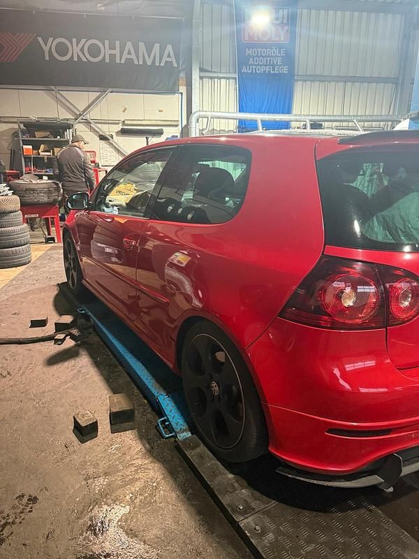 Rot Gebraucht 2006 VW Golf V Edition Kleinwagen | 7.000 € - Bild 1/4