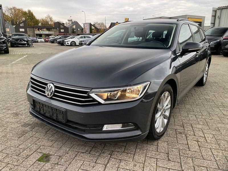 Grau Gebraucht 2018 VW Passat Trendline Kombi | 9.800 € (Superpreis) - Bild 1/4