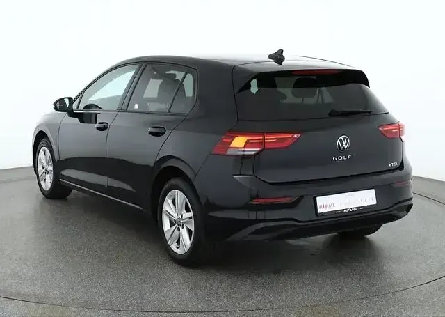 Second-hand VW Golf VIII Life 131 CP (96 kW) 2022 Negru Berlinǎ