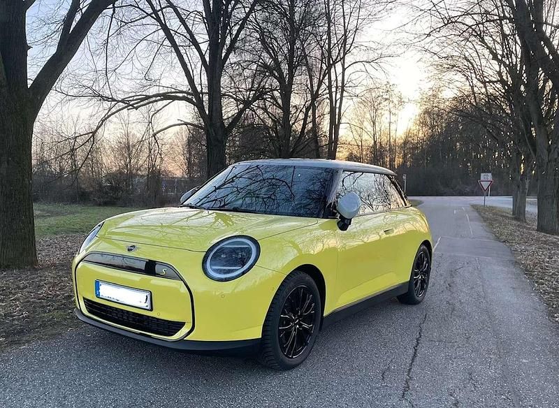 Gebraucht Mini Cooper SE Classic 135 kW (184 PS) 2024 Gelb Kleinwagen