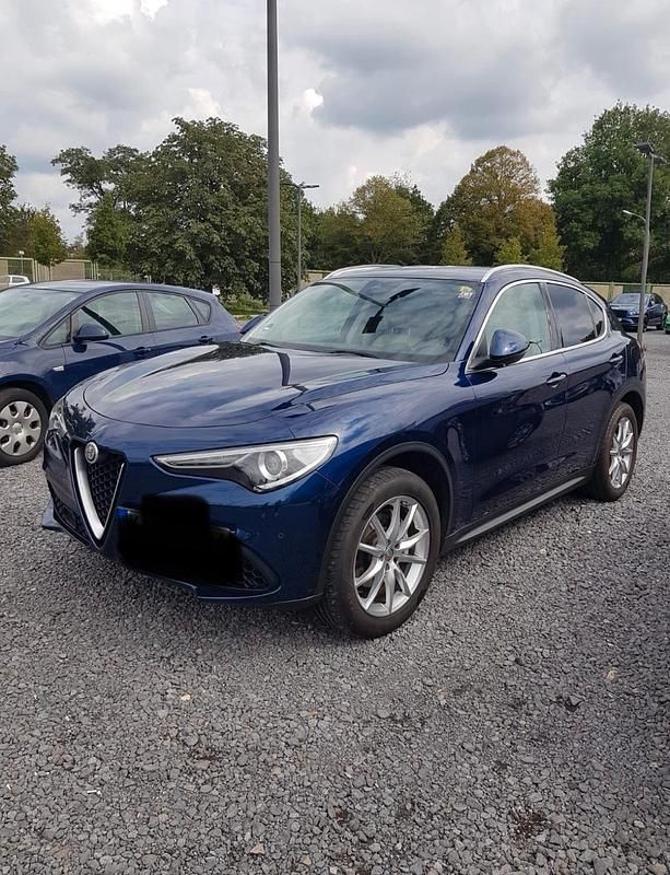 Blau Gebraucht 2019 Alfa Romeo Stelvio Lusso SUV | 22.900 € (Fairer Preis) - Bild 1/4