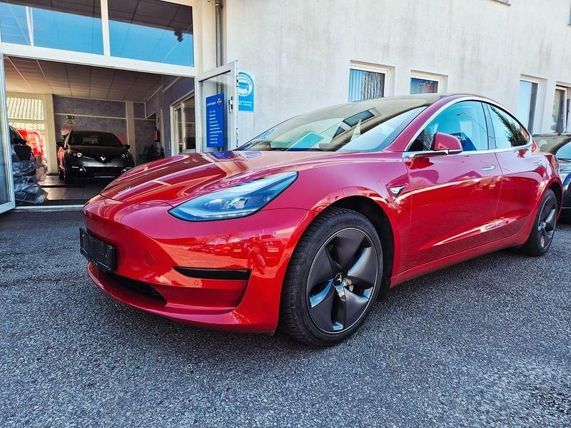 Käytetty Tesla Model 3 Standard Range Plus 225 kW (306 HP) 2021 Punainen Sedan