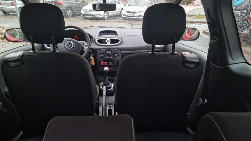Rot Gebraucht 2011 Renault Clio III Kleinwagen | 2.100 € - Bild 1/4