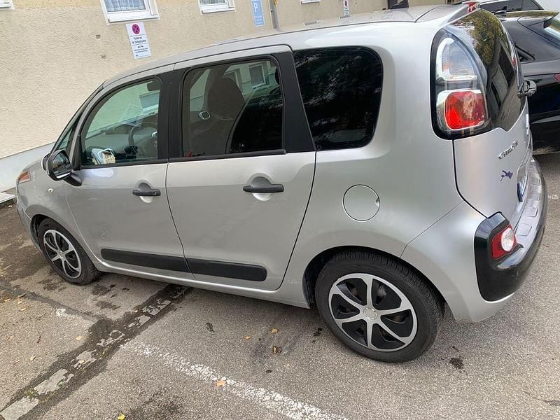 Grau Gebraucht 2010 Citroën C3 Picasso Tendance Van / Kleinbus | 2.850 € (Fairer Preis) - Bild 1/4