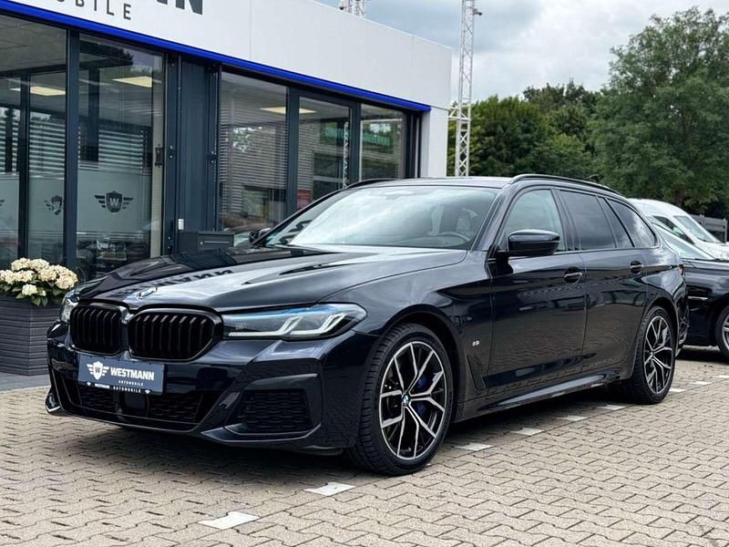Carbonschwarz metallic Gebraucht 2021 BMW 540 M Sport Kombi | 43.900 € (Teuer) - Bild 1/4